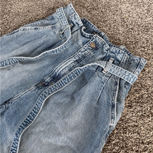 A&F MOM Jeans size 6R with Frayed Hem and denim belt - Picture 2 of 9